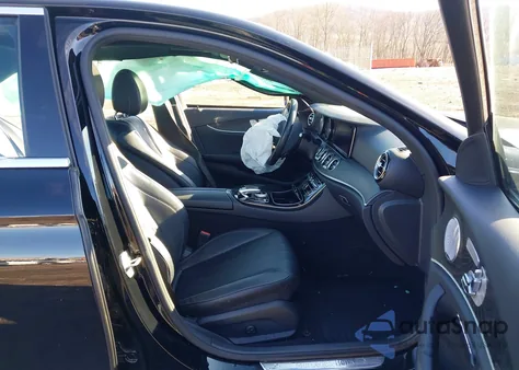 2017 Mercedes-Benz E 300 4Matic z USA, uszkodzony, nr VIN WDDZF4KB9HA017628